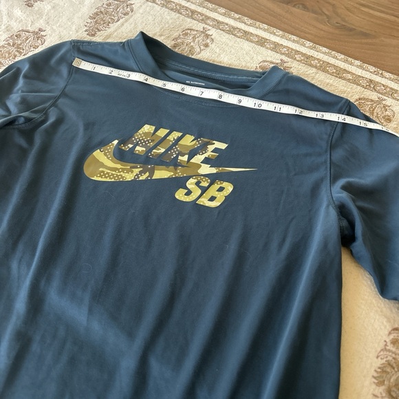 Nike SB Dri-FIT Shirt in Gray and White - Picture 5 of 6